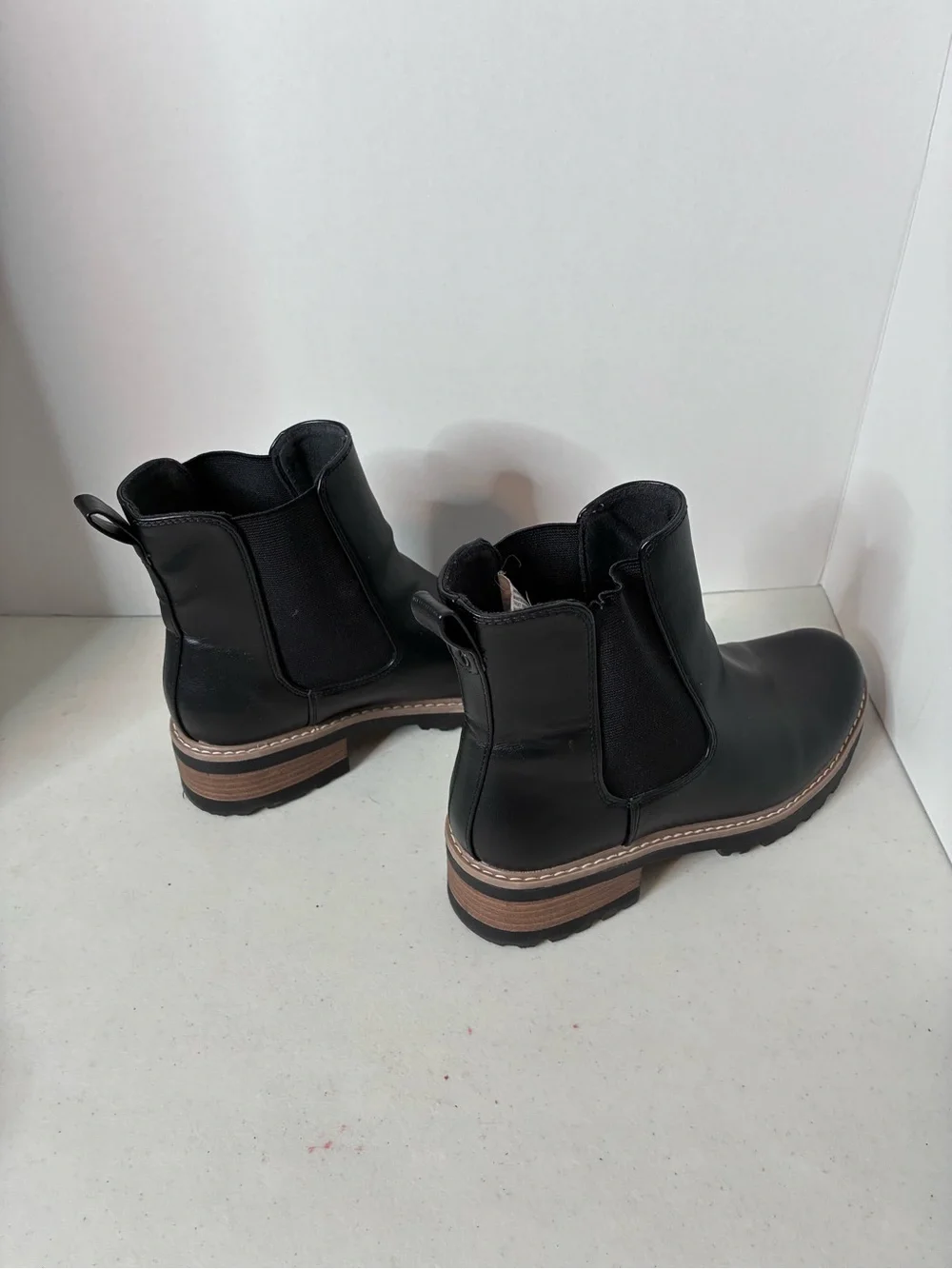 Black Chelsea Ankle Boots Lug Sole Pull On Booties Women’s Size 9